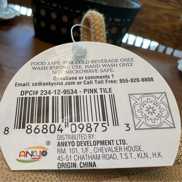 3 R & R GLASS WATER BOTTLE 19.3 FL. OZ
Snowflake Pink Pattern. - Picture 7 of 7